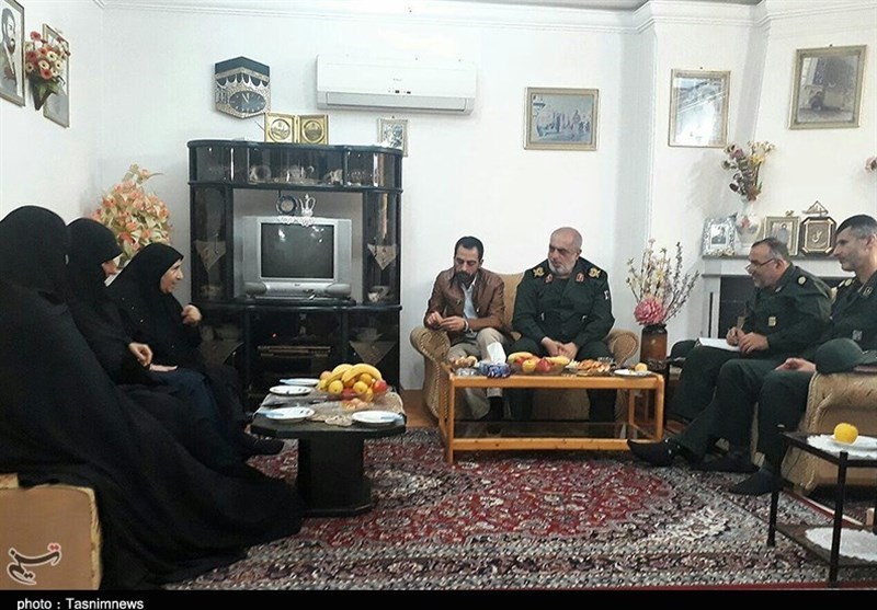 دیدار فرمانده سپاه گیلان با مادر "شهید حسین نجفی" در رشت