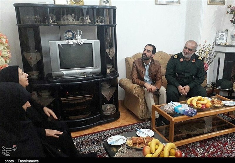 دیدار فرمانده سپاه گیلان با مادر "شهید حسین نجفی" در رشت
