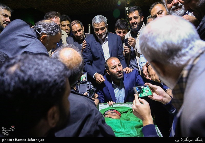 وداع با پیکر مطهر شهید مدافع حرم حمیدرضا ضیاییوداع با پیکر مطهر شهید مدافع حرم حمیدرضا ضیایی