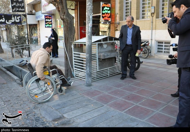 حضور خبرنگاران یزدی با ویلچر در خیابان‌های یزد به مناسبت هفته معلولان