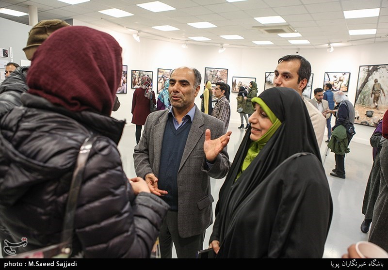 محمدحسین حیدری مدیر انجمن عکاسان انقلاب و دفاع مقدس و  همسر شهید منصور عطشانی عکاس جنگ