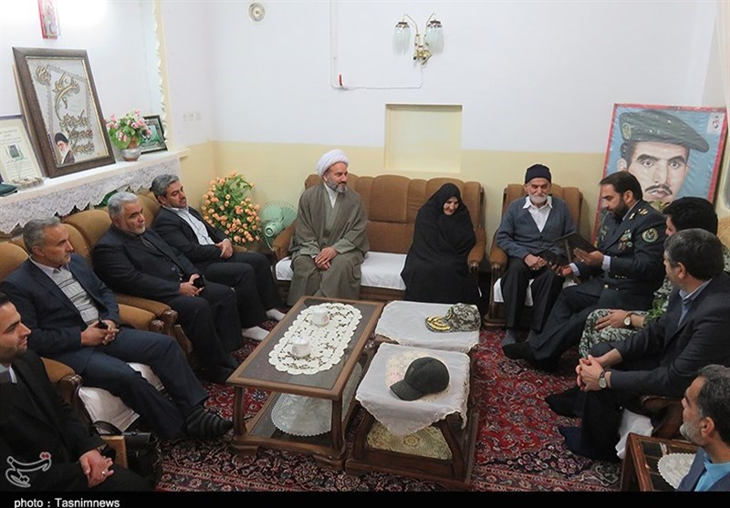 دیدار امیر اسماعیلی با سه خانواده معظم شهید در دامغان