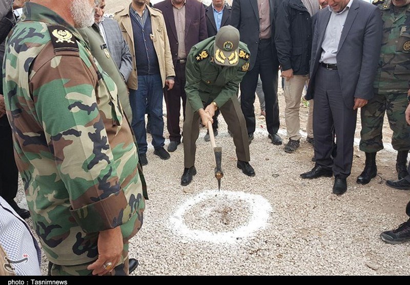 بازدید وزیر دفاع از مناطق زلزله‌زده