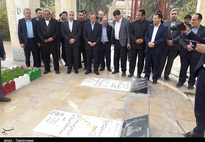 وزیر نیرو به جان‌باختگان زلزله بم ادای احترام کرد 