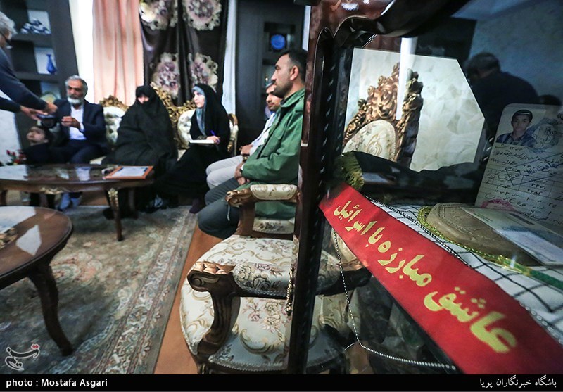دیدار جامعه قرآنی با خانواده شهید مدافع حرم حسین معز غلامی