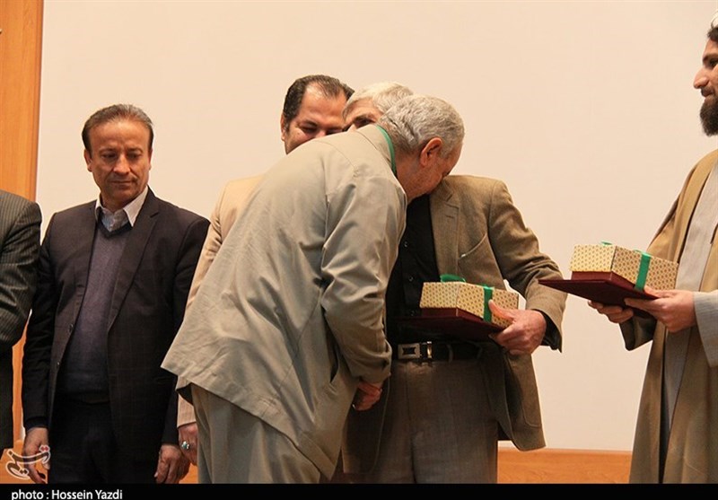 بوسه پدر شهید احمدی روشن بر دستان پدر نخستین شهید مدافع حرم خوزستان 
