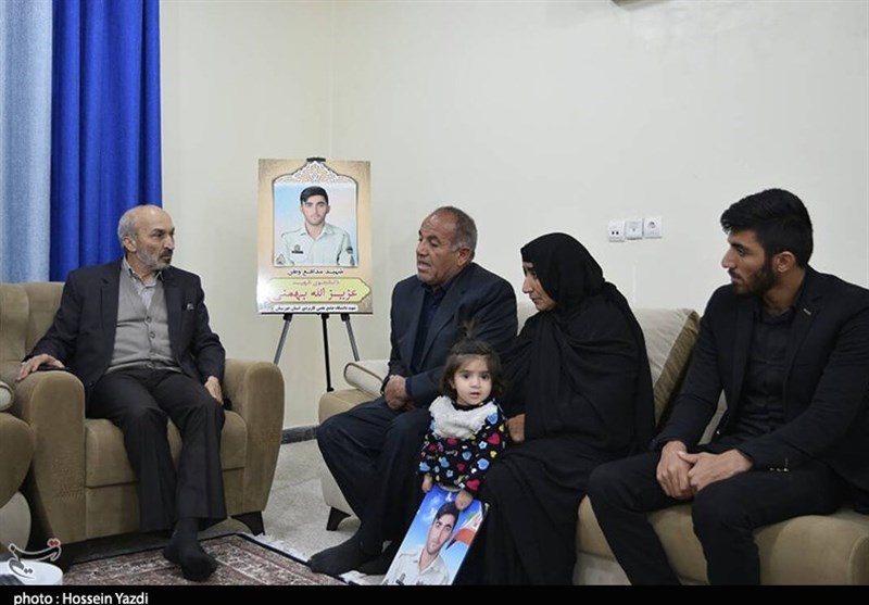 تجلیل از خانواده شهید عزیزالله بهمنی از شهدای مدافع وطن بخش صیدون شهرستان باغملک 