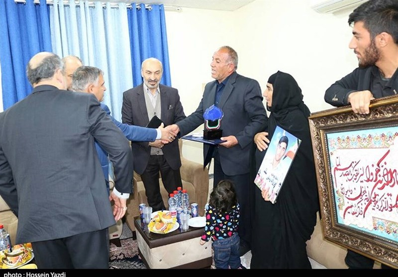 تجلیل از خانواده شهید عزیزالله بهمنی از شهدای مدافع وطن بخش صیدون شهرستان باغملک 