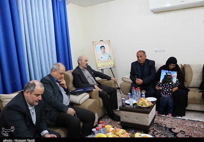 تجلیل از خانواده شهید عزیزالله بهمنی از شهدای مدافع وطن بخش صیدون شهرستان باغملک 