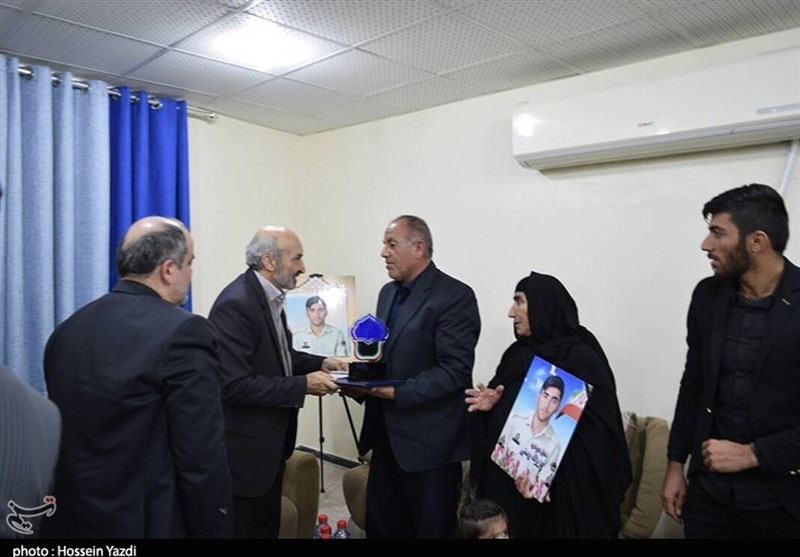 تجلیل از خانواده شهید عزیزالله بهمنی از شهدای مدافع وطن بخش صیدون شهرستان باغملک 
