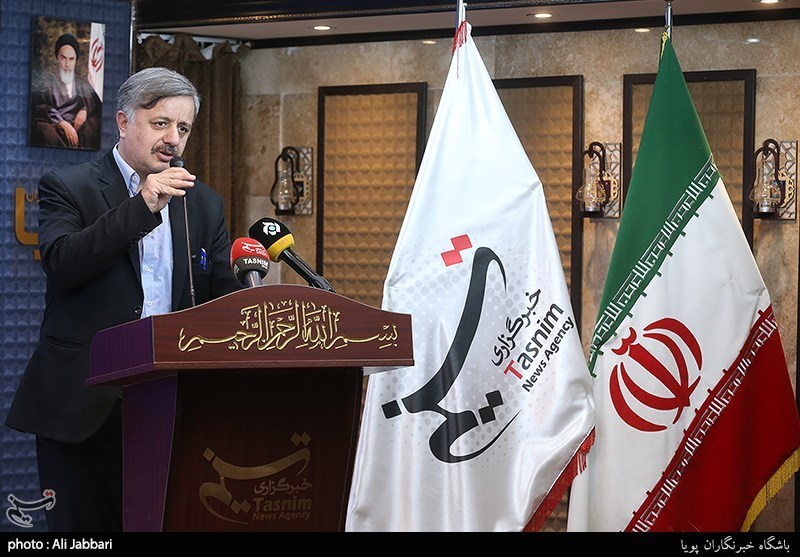 مراسم رونمایی از دو کتاب شعرپارسی و روزنه نوشته محمد کاظم کاظمی