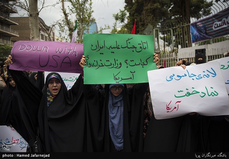 تجمع دانشجویان در محکومیت نقض برجام توسط آمریکا مقابل لانه جاسوسی