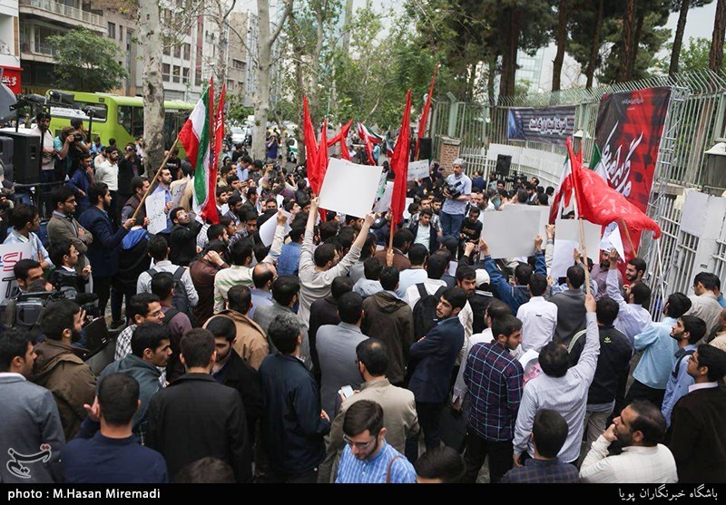 تجمع دانشجویان مقابل لانه جاسوسی
