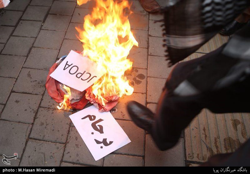 تجمع دانشجویان مقابل لانه جاسوسی