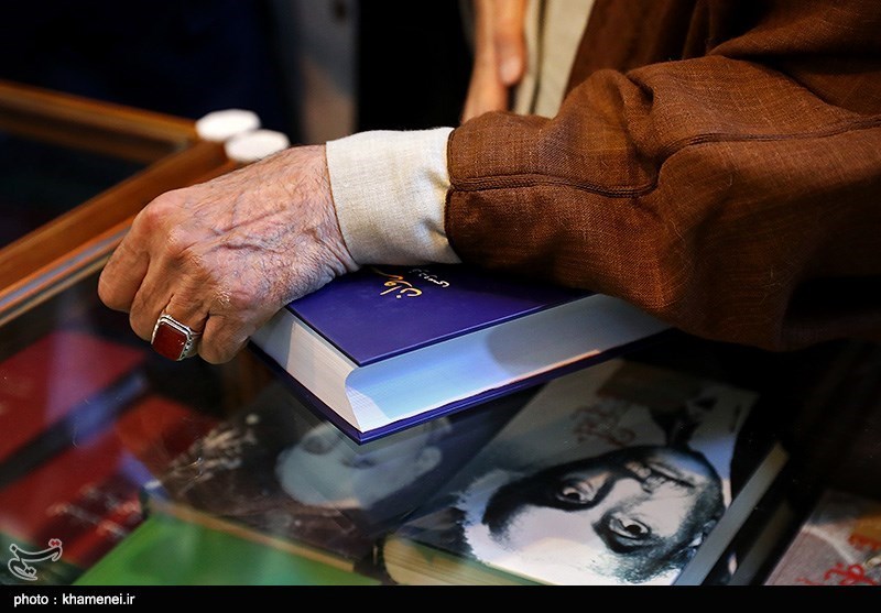 بازدید رهبر معظم انقلاب از نمایشگاه کتاب تهران