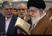 شوخی رهبر انقلاب با یک غرفه‌دار: «این کتاب به‌درد ما نمی‌خورد»+ عکس