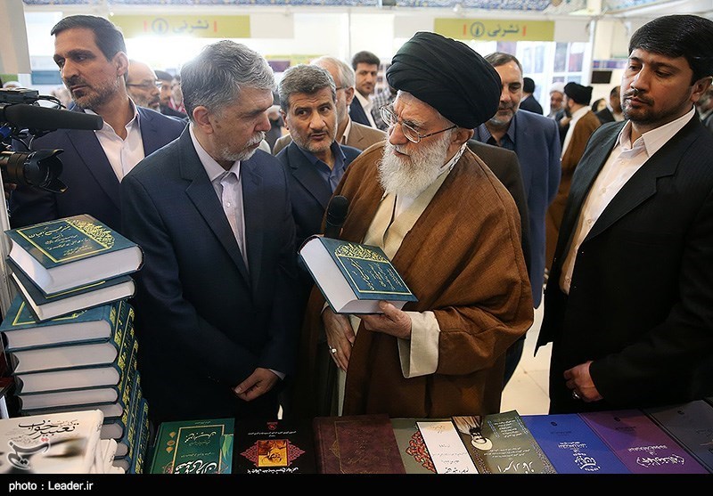 بازدید رهبر معظم انقلاب از نمایشگاه کتاب تهران