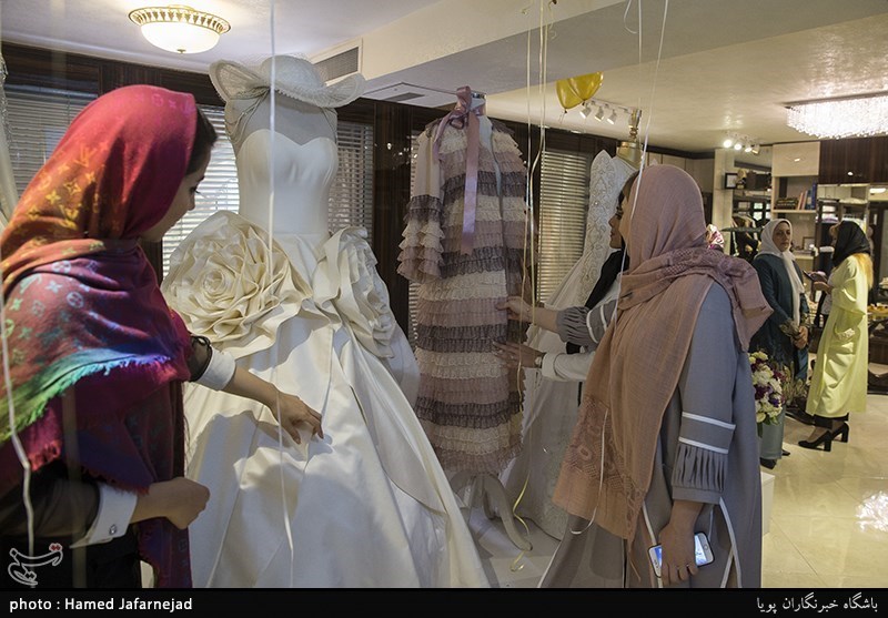 فروشگاه بلندی محل نمایش اجناس لباس های زنانه ایرانی