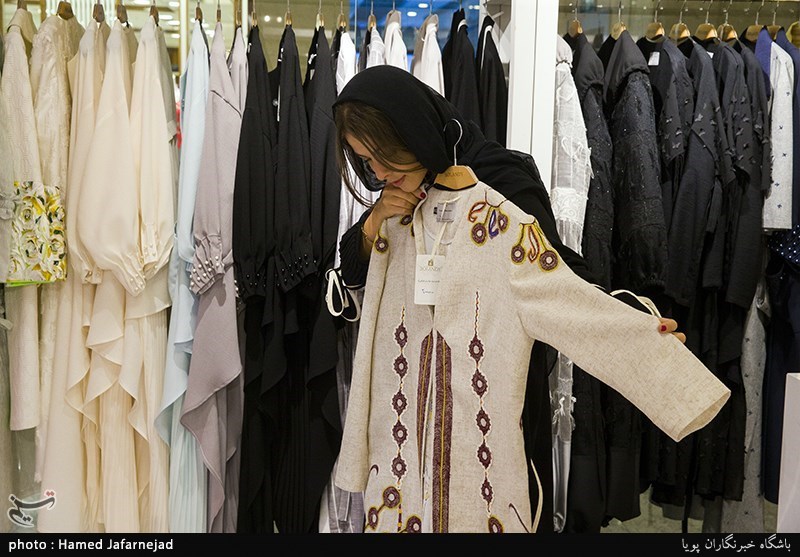 فروشگاه بلندی محل نمایش اجناس لباس های زنانه ایرانی