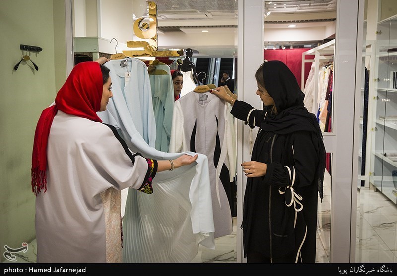فروشگاه بلندی محل نمایش اجناس لباس های زنانه ایرانی