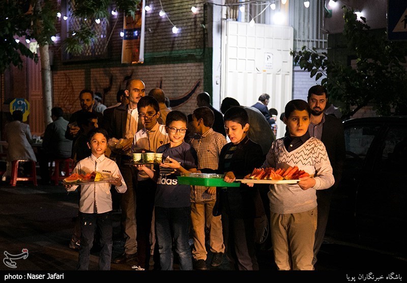  تهیه و توزیع افطاری ساده دانش آموزان دبستان رفاه