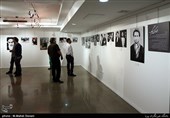 گزارش تسنیم از نمایشگاه عکس «از او که می‌گویم» / عکسهایی که هرکدام یک دنیا حرف دارند