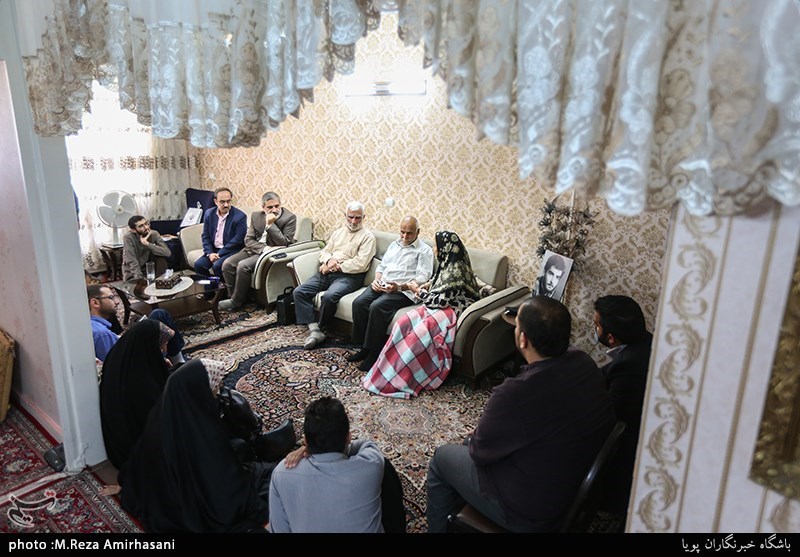 دیدار جامعه قرآنی با خانواده شهید غلامرضا احمدی