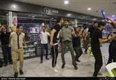 شادی مردم پس از زدن گل پنالتی تیم ملی فوتبال ایران به پرتغال- تماشای تیم های فوتبال ایران و پرتغال در چارسو