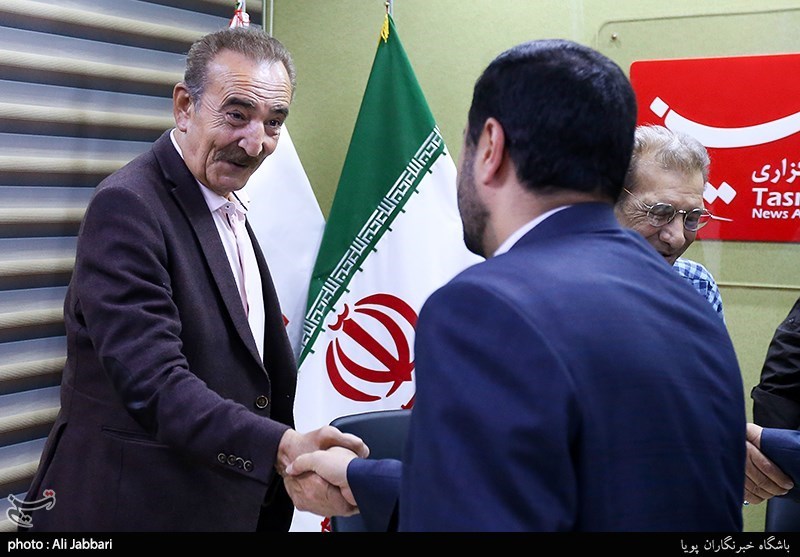 بیوک میرزایی در مراسم تجلیل از هنرمندان برنامه رادیویی صبح جمعه با شما در باشگاه خبرنگاران پویا خبرگزاری تسنیم