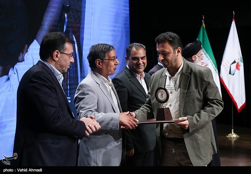 تقدیر از حامد جعفرنژاد عکاس خبرگزاری تسنیم برگزیده نفر دوم بخش عکس چهارمین جشنواره تجلیل ازخبرنگاران برتر رسانه ها