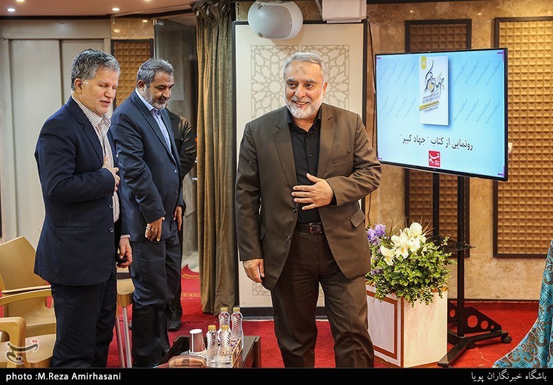محمدحسین رجبی دوانی پژوهشگر و تاریخدان  در مراسم رونمایی از کتاب جهاد کبیر