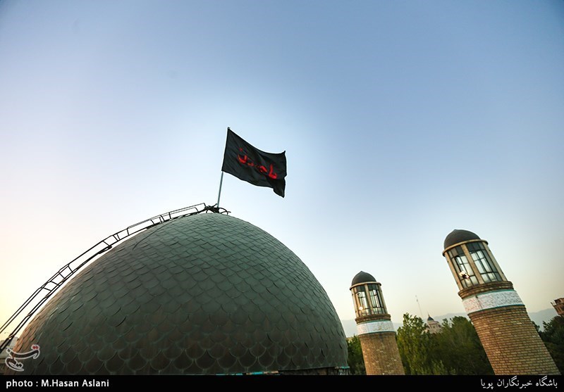 اهتزاز پرچم گنبد امام حسین(ع) بر فراز مراز شهدای گمنام