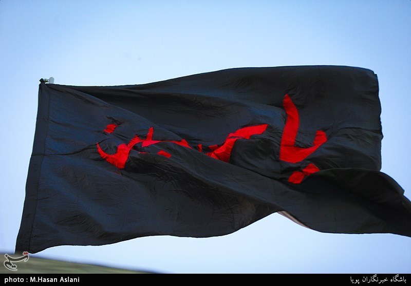 اهتزاز پرچم گنبد امام حسین(ع) بر فراز مراز شهدای گمنام