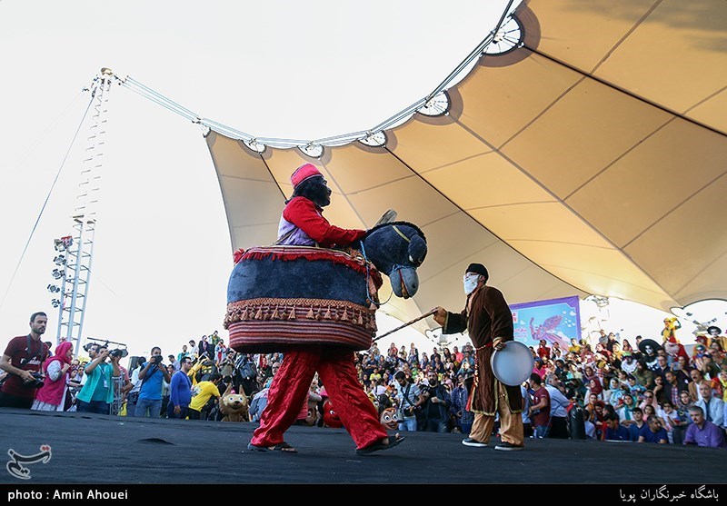 مراسم شادپیمایی عروسک‌ها در بوستان آب و آتش