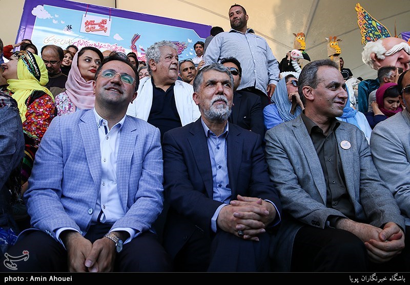مراسم شادپیمایی عروسک‌ها در بوستان آب و آتش