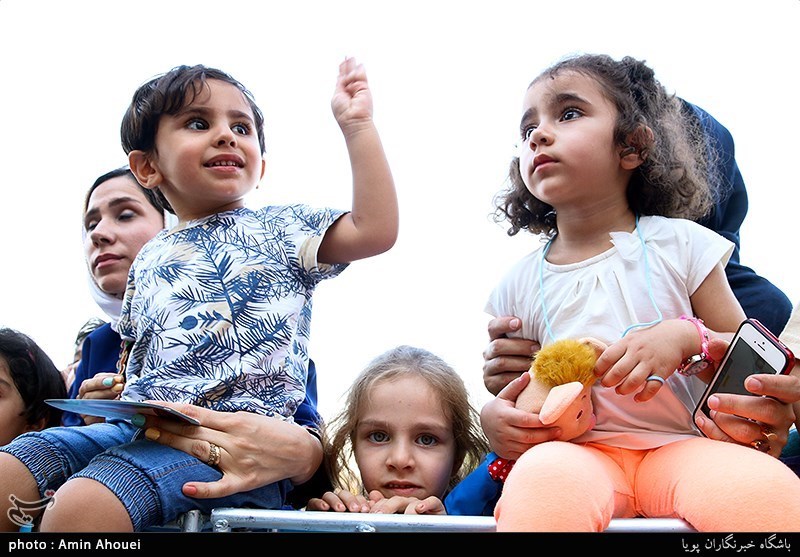 مراسم شادپیمایی عروسک‌ها در بوستان آب و آتش