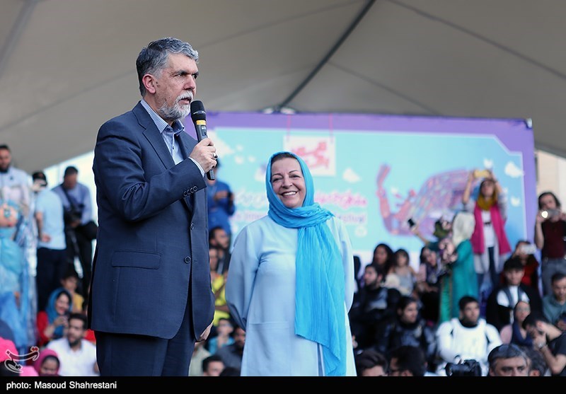 شادپیمایی عروسک‌ها در بوستان آب و آتش