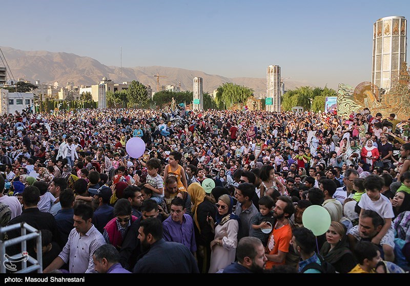 شادپیمایی عروسک‌ها در بوستان آب و آتش