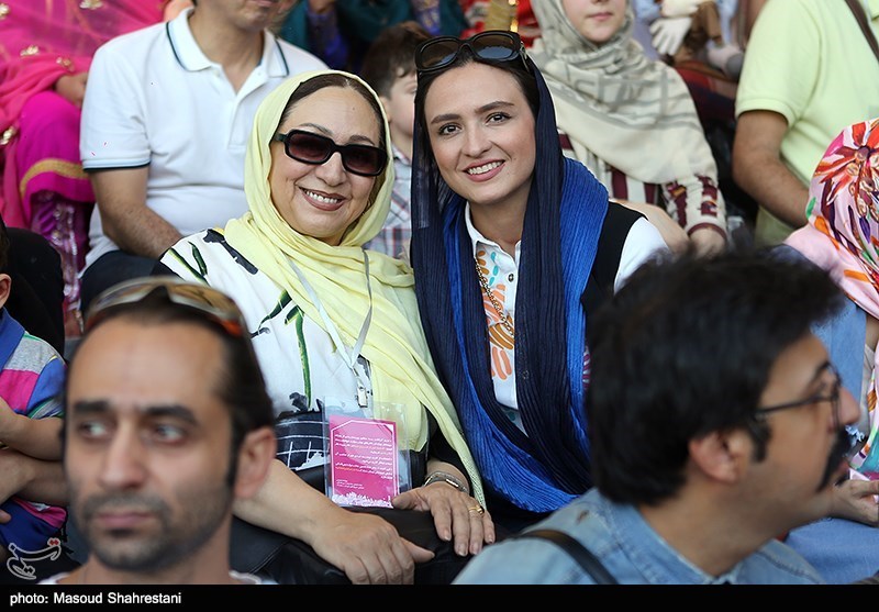 شادپیمایی عروسک‌ها در بوستان آب و آتش