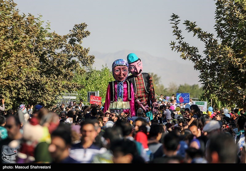 شادپیمایی عروسک‌ها در بوستان آب و آتش
