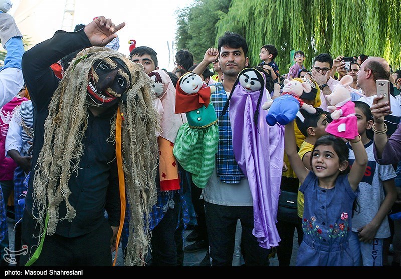 شادپیمایی عروسک‌ها در بوستان آب و آتش