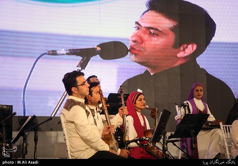 کنسرت خیابانی محمد معتمدی در بوستان آب و آتش