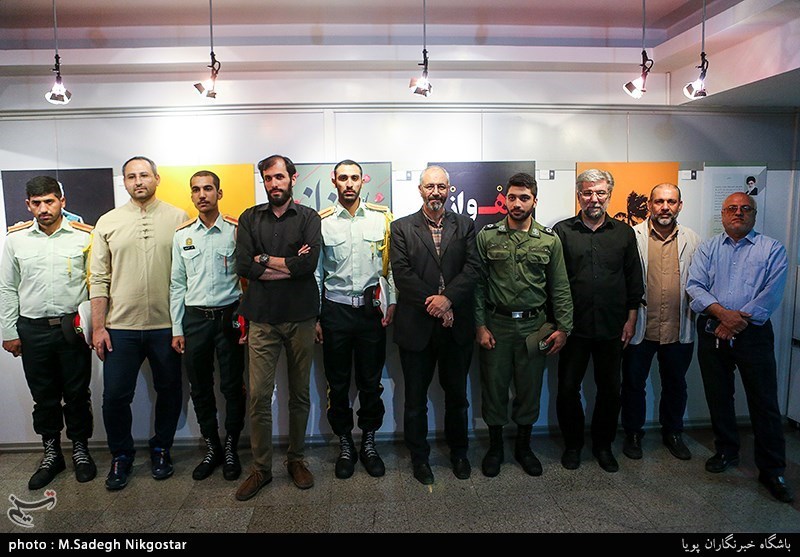 ازدید سربازان حاضر در حادثه تروریستی اهواز از نمایشگاه پوسترحوزه هنری