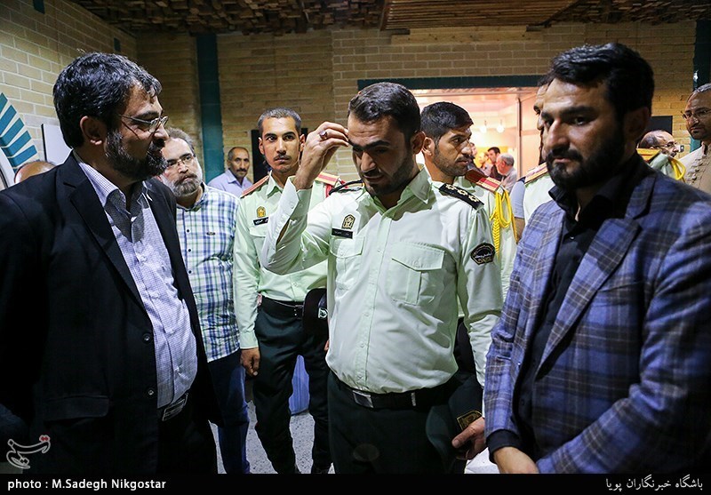 ازدید سربازان حاضر در حادثه تروریستی اهواز از نمایشگاه پوسترحوزه هنری