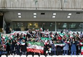 حاشیه دیدار ایران - بولیوی| کار زیبای بانوان در ورزشگاه آزادی و خوش‌و‌بش هاشمیان و شفر