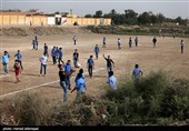 با آزادسازی شهر دیرالزور و پاکسازی تروریست ها توسط مدافعان حرم و نیروهای حزب الله مدرسه های روستا کلاس درس را آغاز کردند و بچه ها در اطراف مدرسه مشغول بازی فوتبال هستند