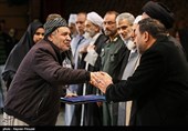 تجلیل حمیدرضا مقدم فر از خانواده شهدای حادثه تروریستی مریوان