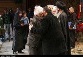 تجلیل حمیدرضا مقدم فر از خانواده شهدای حادثه تروریستی مریوان