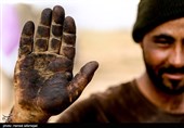 یکی از کارگران چاه های نفت شهر البوکمال