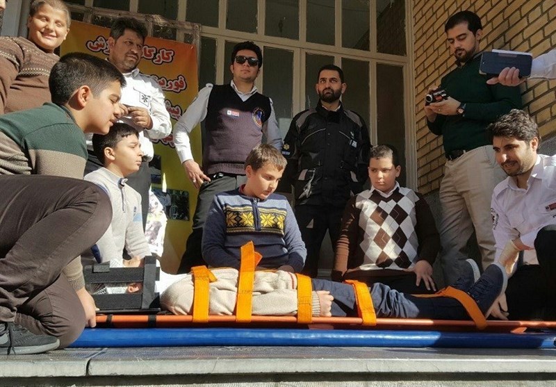 مانور مقابله با حوادث غیرمترقبه در دبستان "رفاه" برگزار شد